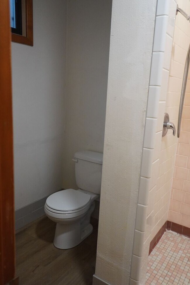 Building Photo - 5716 Alki Rd