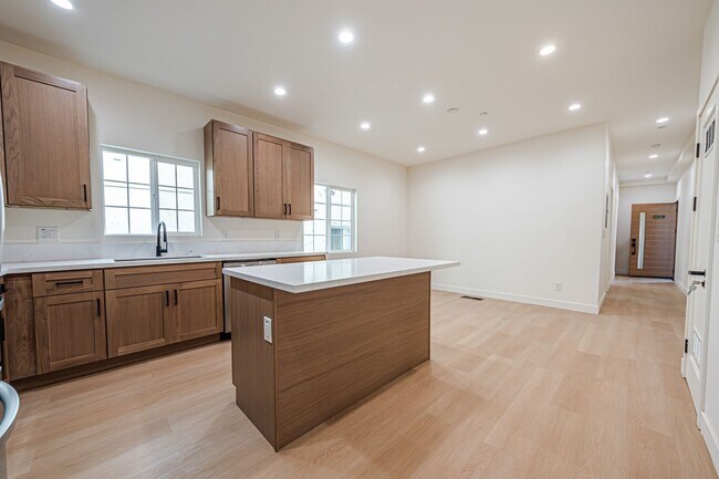 Building Photo - Modern Upstairs 3-Bedroom at 4222 1/2 | On...