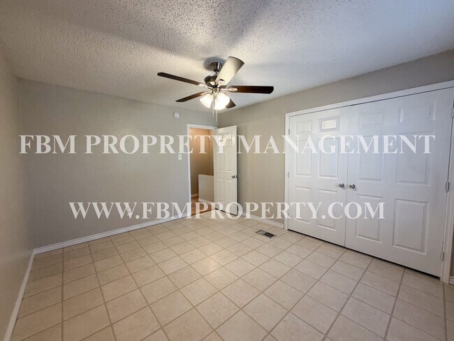 Building Photo - 2541 W Sycamore Ave