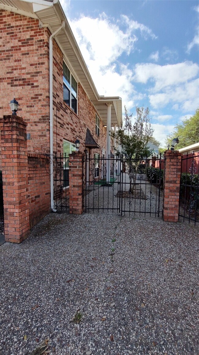 Building Photo - 4513 1/2 Bernardo De Galvez Ave