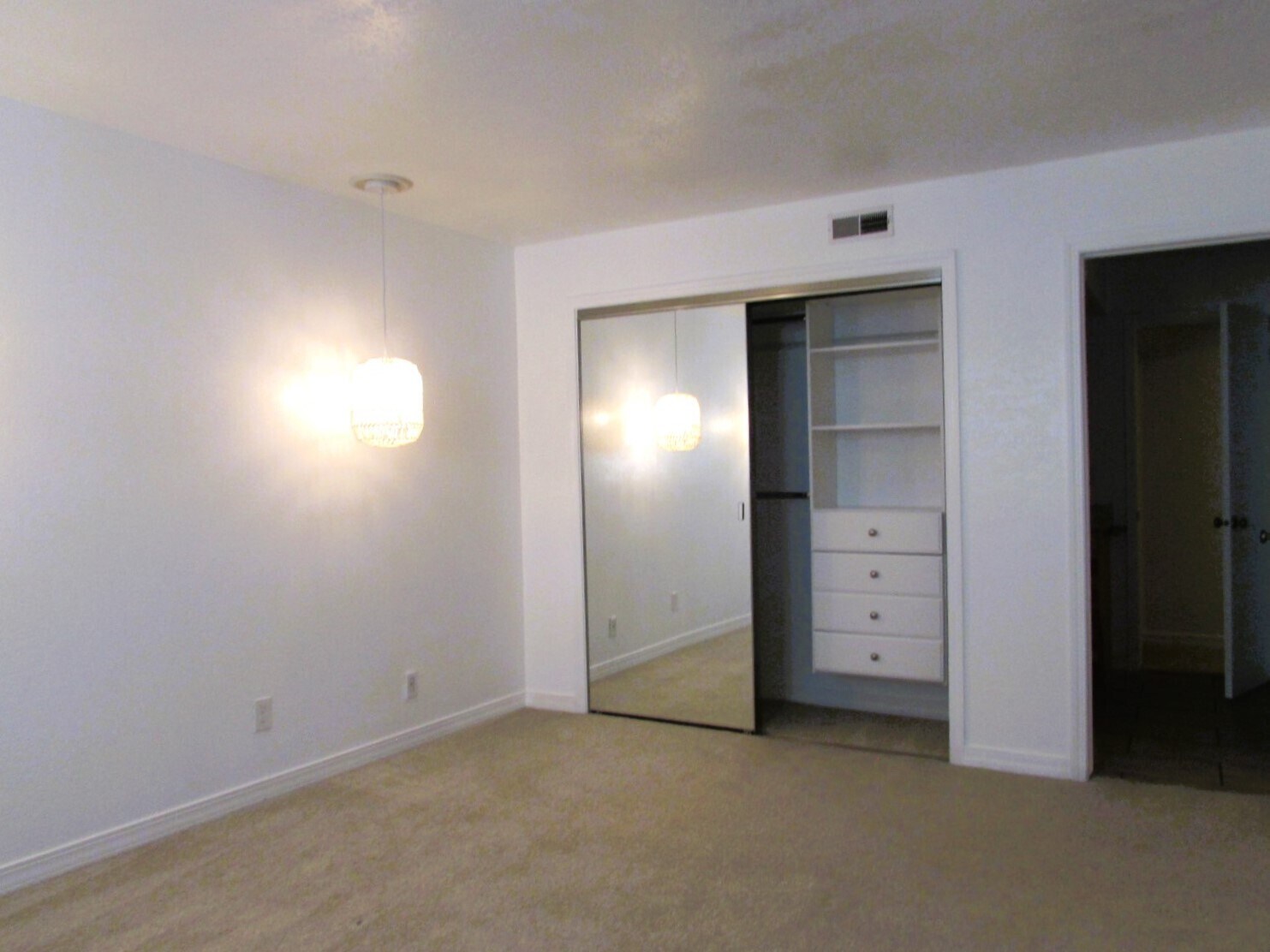 Building Photo - 3150 Lakeside Dr