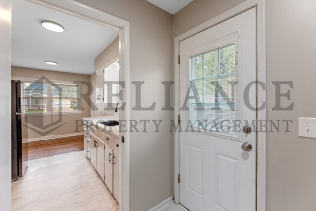 Building Photo - 2210 W Dallas St