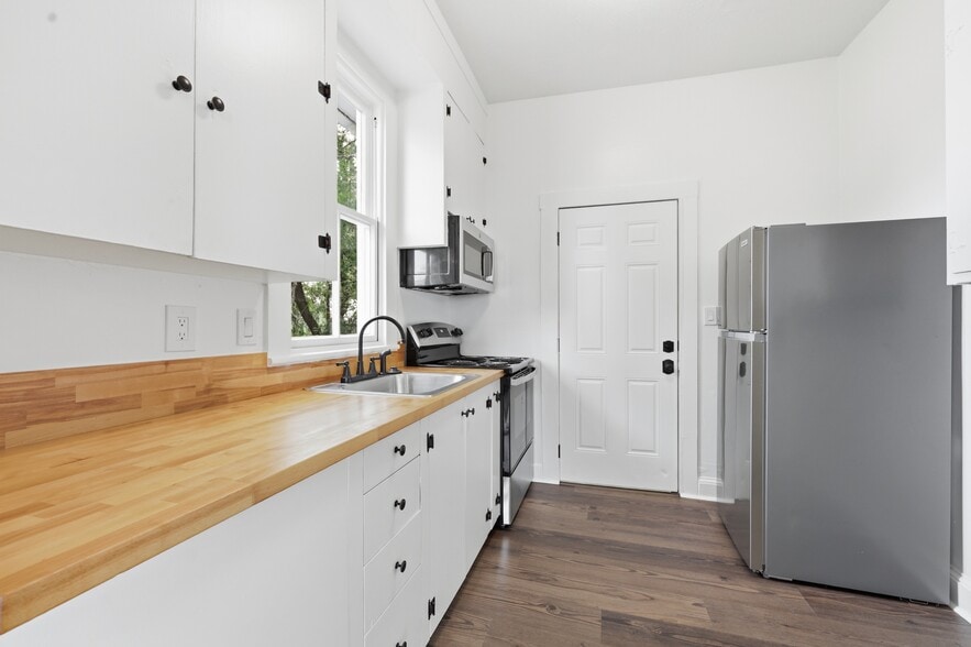 Kitchen - 2253 Herschel St