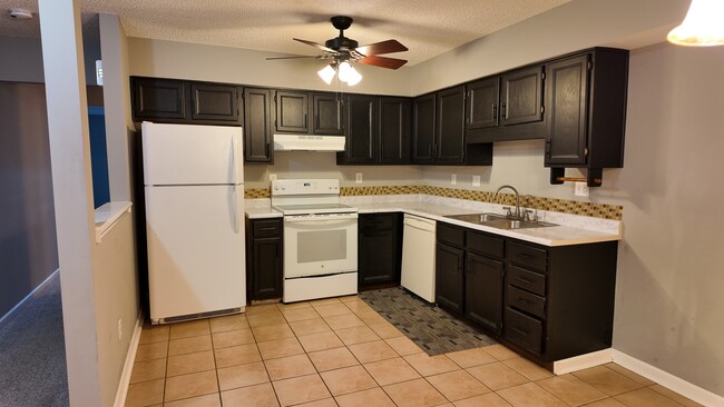 Building Photo - Spacious 2-Bed Townhome with Finished Basement, Pond View & Attached Garage in Fairfield