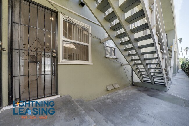 Building Photo - 1627 5/3 Normandie-2D