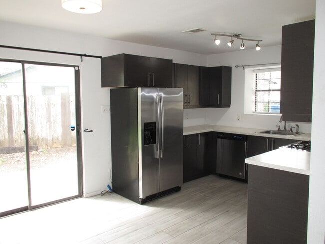 Building Photo - Adorable 2bedroom/1 bath Duplex on Wooded Lot