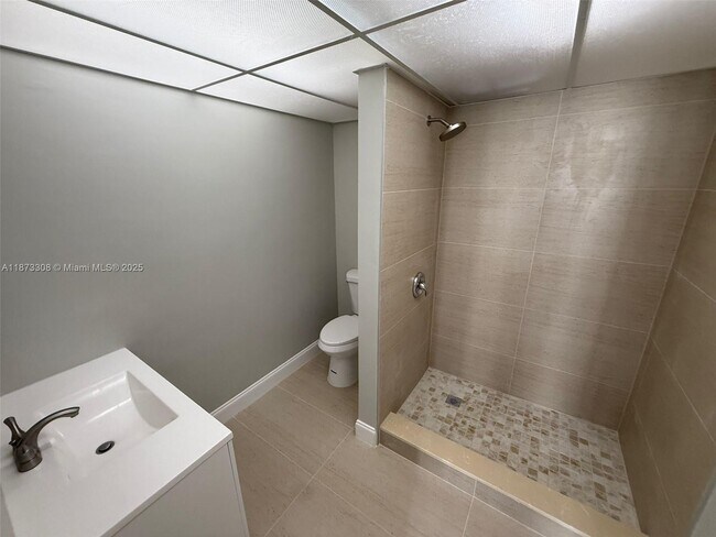 Building Photo - 10000 NW 80th Ct