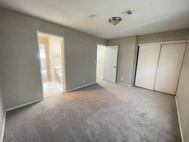 Building Photo - Amazing 2 Bedroom 1.5 Bath Townhome!