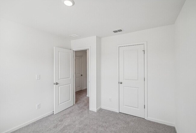 Building Photo - Fantastic 3bd/2.5ba home! Coming soon!