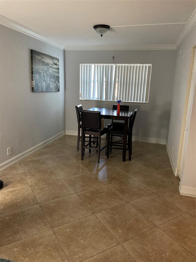 Building Photo - 6075 N Sabal Palm Blvd