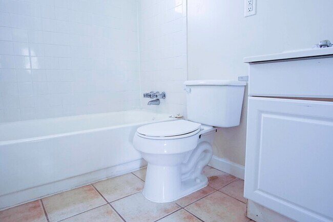 Building Photo - 1911 Lakeview Ave