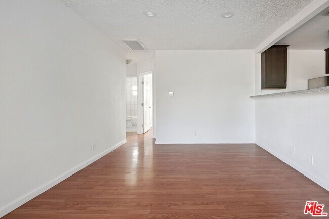 Building Photo - 6612 De Longpre Ave