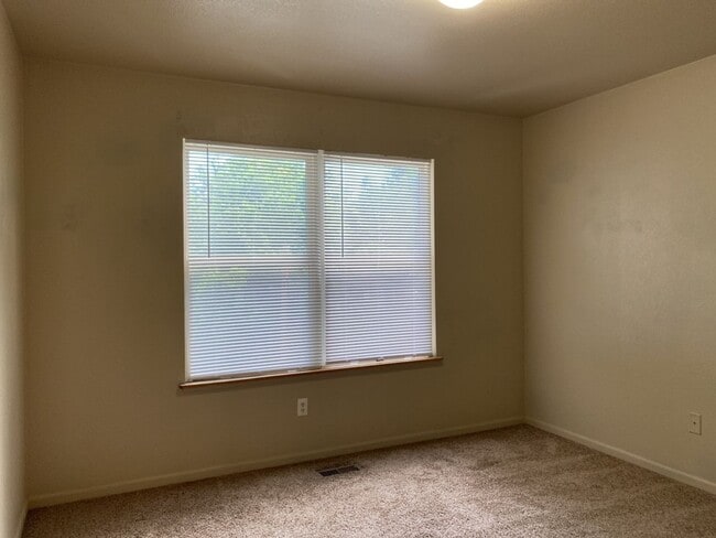 Building Photo - STUDENTS WELCOME! Single-Family Home Walking Distance to CSU!