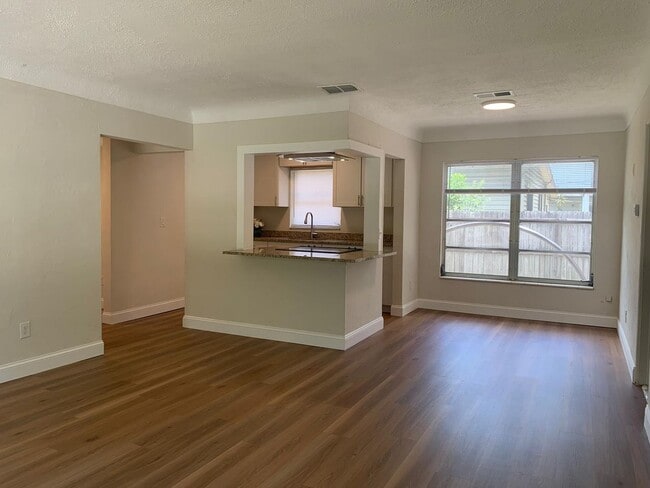 Building Photo - Updated 3 Bedroom 2 Bath in Central Gulfport