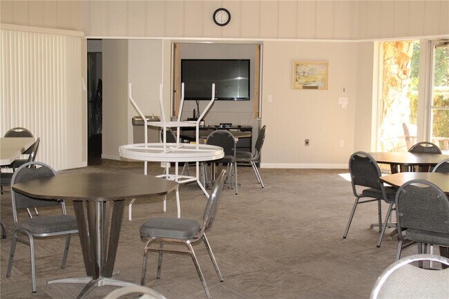 Building Photo - 4240 Ironwood Cir