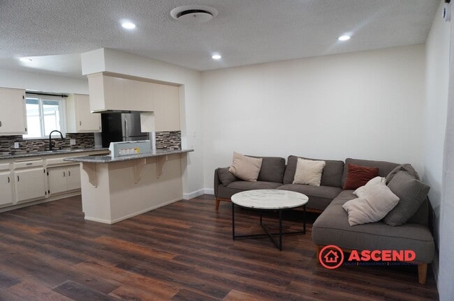 Building Photo - Spacious 4BR/2BA Bakersfield Home with Fireplace