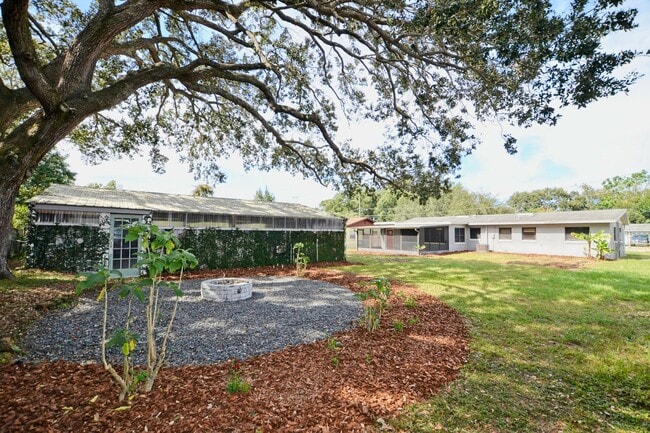 Building Photo - 4 bed 2 bath home