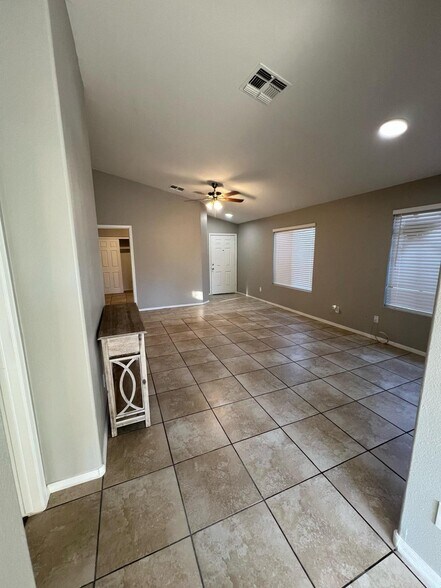 Building Photo - 10617 W Poinsettia Dr