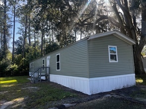 Building Photo - Stunning Newly Renovated 3/2