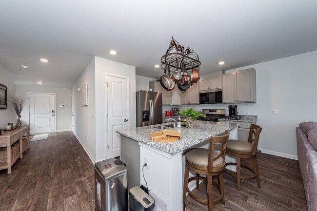 Building Photo - 3 Bedroom, 2.5 Bathroom Townhome in Caroli...