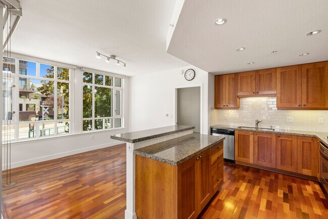 Building Photo - Stunning Marina District 2 Bedroom + a Lof...