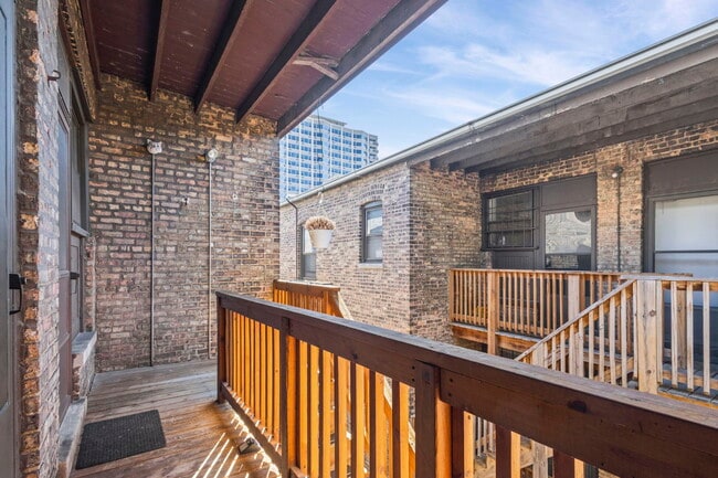 Building Photo - 537 W Brompton Ave