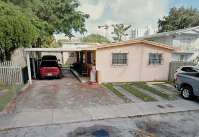 Building Photo - 1625 NW 16th St