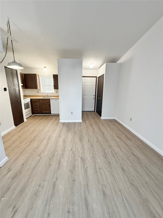 Building Photo - 83 Peachtree Ln