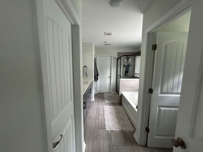 Building Photo - Perfect blend of luxury and comfort