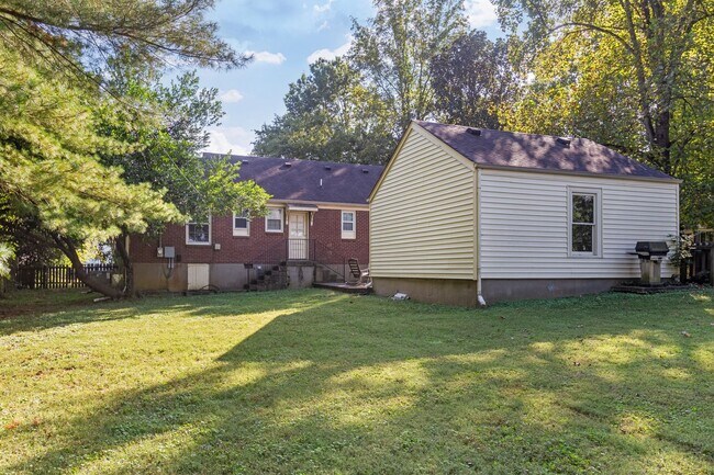 Building Photo - Cozy 3BD/2BA in the heart of Green Hills/L...
