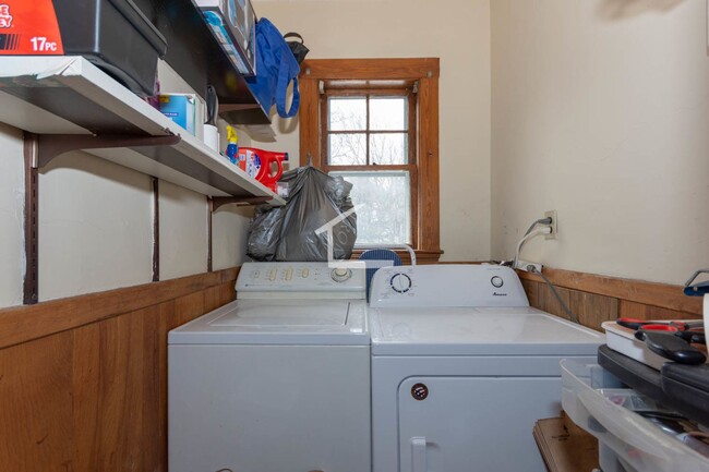 Building Photo - laundry in unit 3 baths 9/1