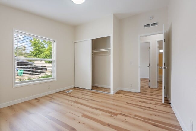 Building Photo - 6422 SE 144th Ln