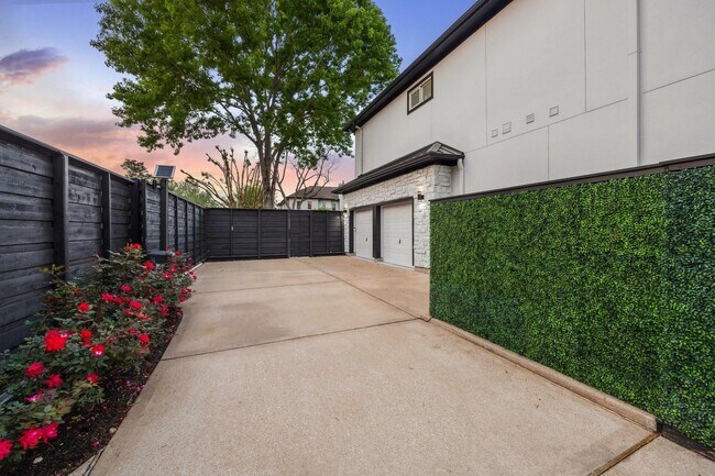 Building Photo - 8745 Tollis St
