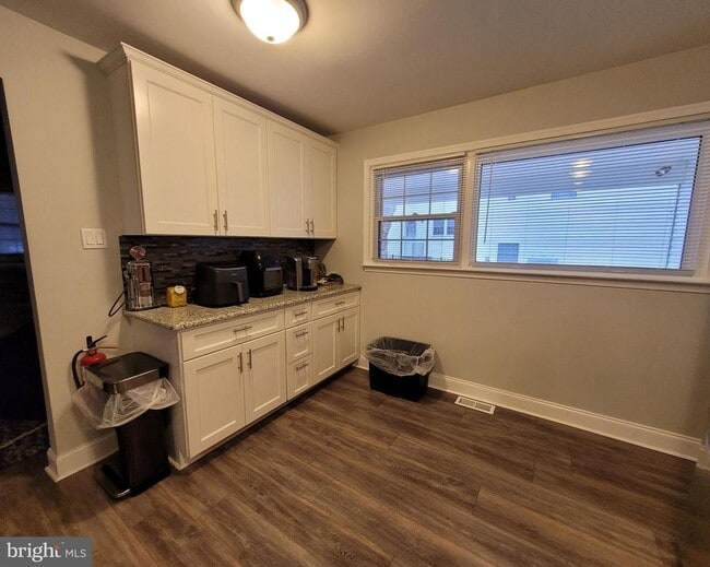 Building Photo - 302 Iris Rd