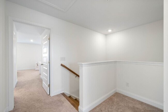 Building Photo - FOR LEASE- TOWNHOME IN THE PRESERVE AT BELLE POINTE!