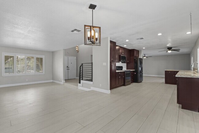 Building Photo - 2109 Verdinal Dr