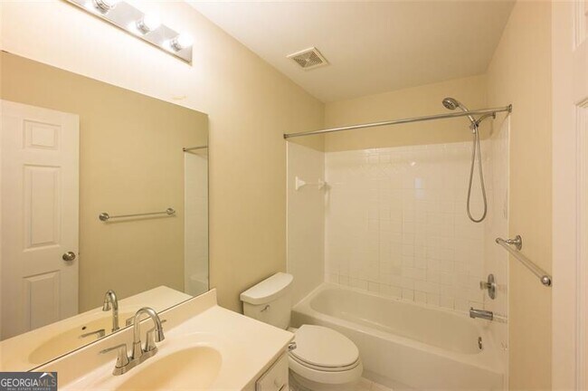 Building Photo - 2404 Gablewood Dr NE