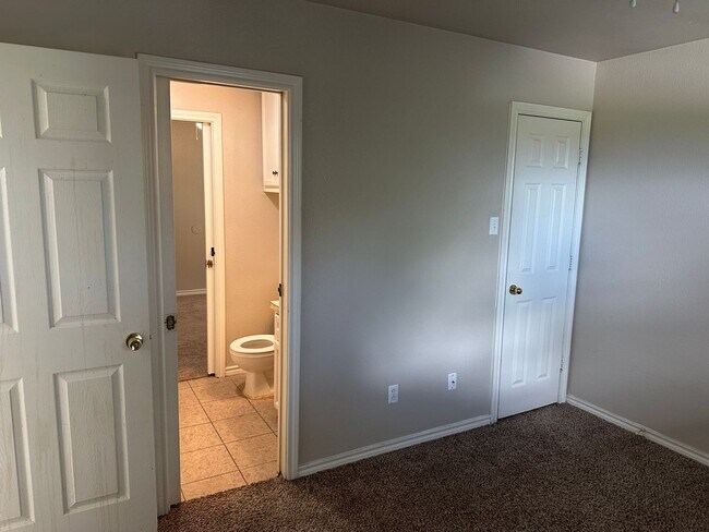 Building Photo - College Station - 3 bedroom/2 bath Duplex ...