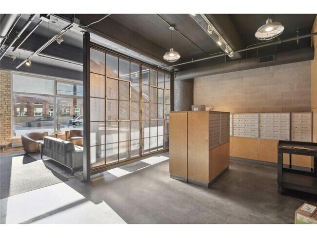 Building Photo - 700 N Washington Ave