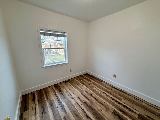 Building Photo - Beautiful 3 Bed 2 Bath Spokane Home w/ Detached Garage and Large Fully-Fenced Yard!