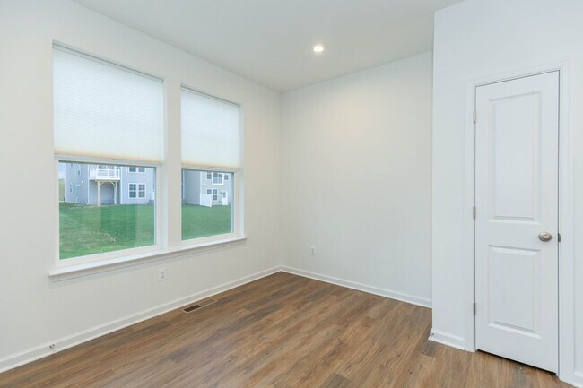 Building Photo - 3 Bed/3.5 Bath NEW Townhome in Charles Town, WV