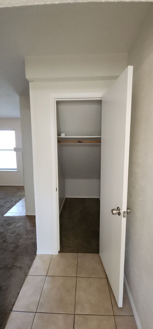 Building Photo - Now Leasing Charming 2 bedroom Townhome with garage & fenced backyard.  – 9110 White Settlement R...