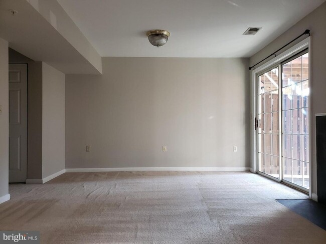 Building Photo - 2203 Montauk Dr
