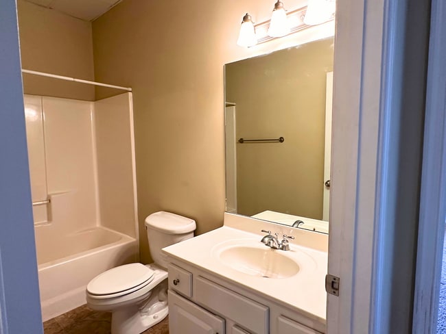 Building Photo - Upper Level Apartment in Wyndhurst with Gr...