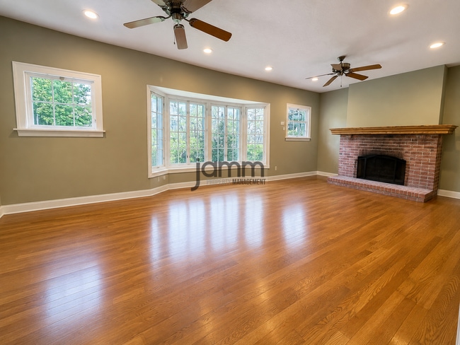 Building Photo - 2425 Demington Dr