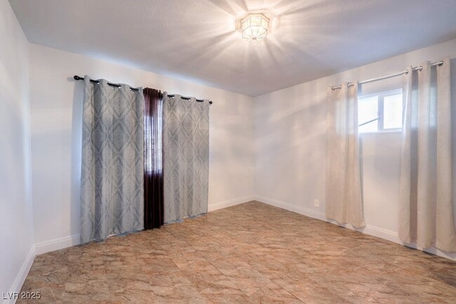 Building Photo - 3701 Pyramid Dr