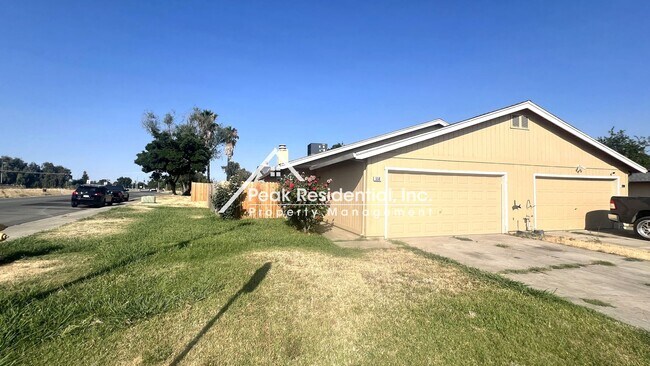 Primary Photo - Charming Galt 2bd/2ba Duplex with 2 Car Ga...