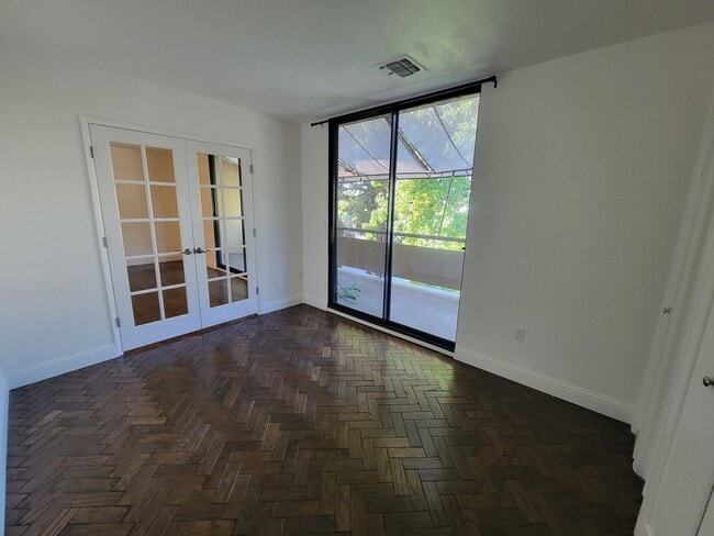 Building Photo - Stylish 2 Bed 1 Bath Midtown Apartment