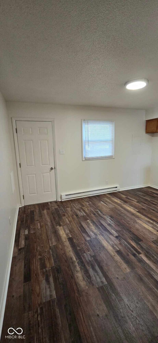 Building Photo - 570 US-52