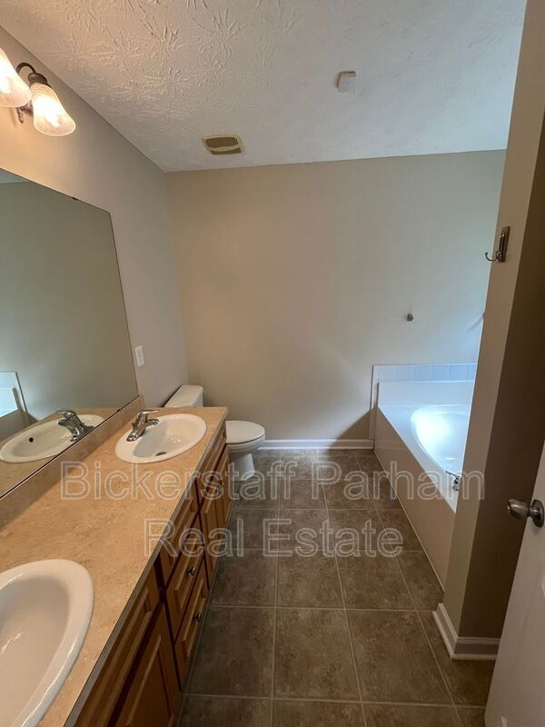 Building Photo - 14 Brentwood Dr